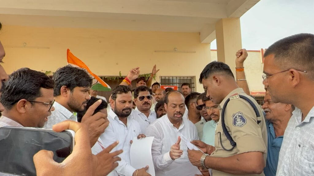 श्रीराम मंदिर चंदा मामले को लेकर चंदखुरी ब्लॉक कांग्रेस का उग्र प्रदर्शन, मोदी का पुतला दहन कर एफआईआर की उठाई मांग