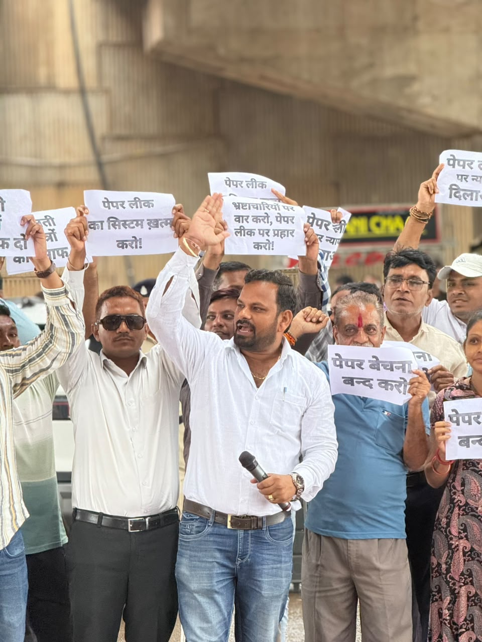 मंदिर हसौद में कांग्रेस का उग्र प्रदर्शन: पेपर लीक के विरोध में पीएम मोदी का पुतला दहन, शिक्षा मंत्री के इस्तीफे की मांग