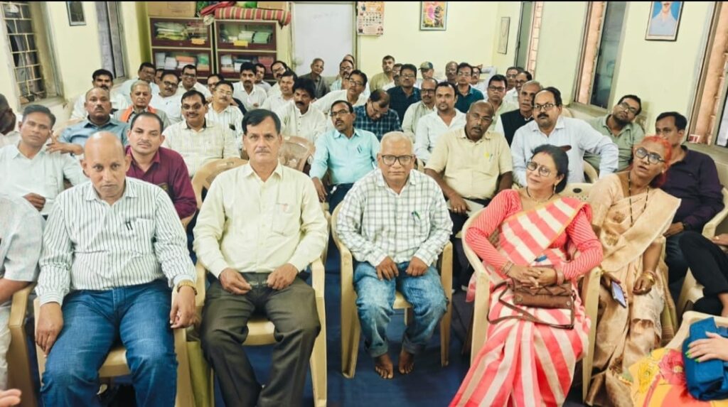 छत्तीसगढ़ शिक्षक संघ की प्रांतीय बैठक संपन्न: शिक्षा आयोग अध्यक्ष सुधीर गौतम का सम्मान, शिक्षकों की प्रमुख मांगों पर बनी रणनीति