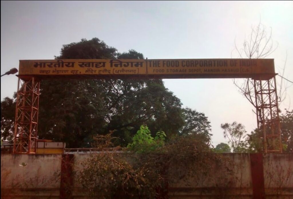 एफसीआई डिपो से फैल रहे गेहूं के कीड़ों का आतंक, छतौना में जनजीवन अस्त-व्यस्त