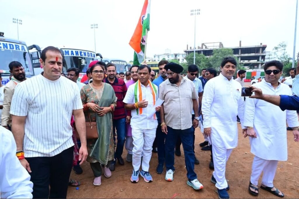 वोट बचाओ–देश बचाओ महारैली के लिए छत्तीसगढ़ से कांग्रेस कार्यकर्ताओं का जत्था दिल्ली रवाना, हरी झंडी दिखाकर बस को किया गया रवाना