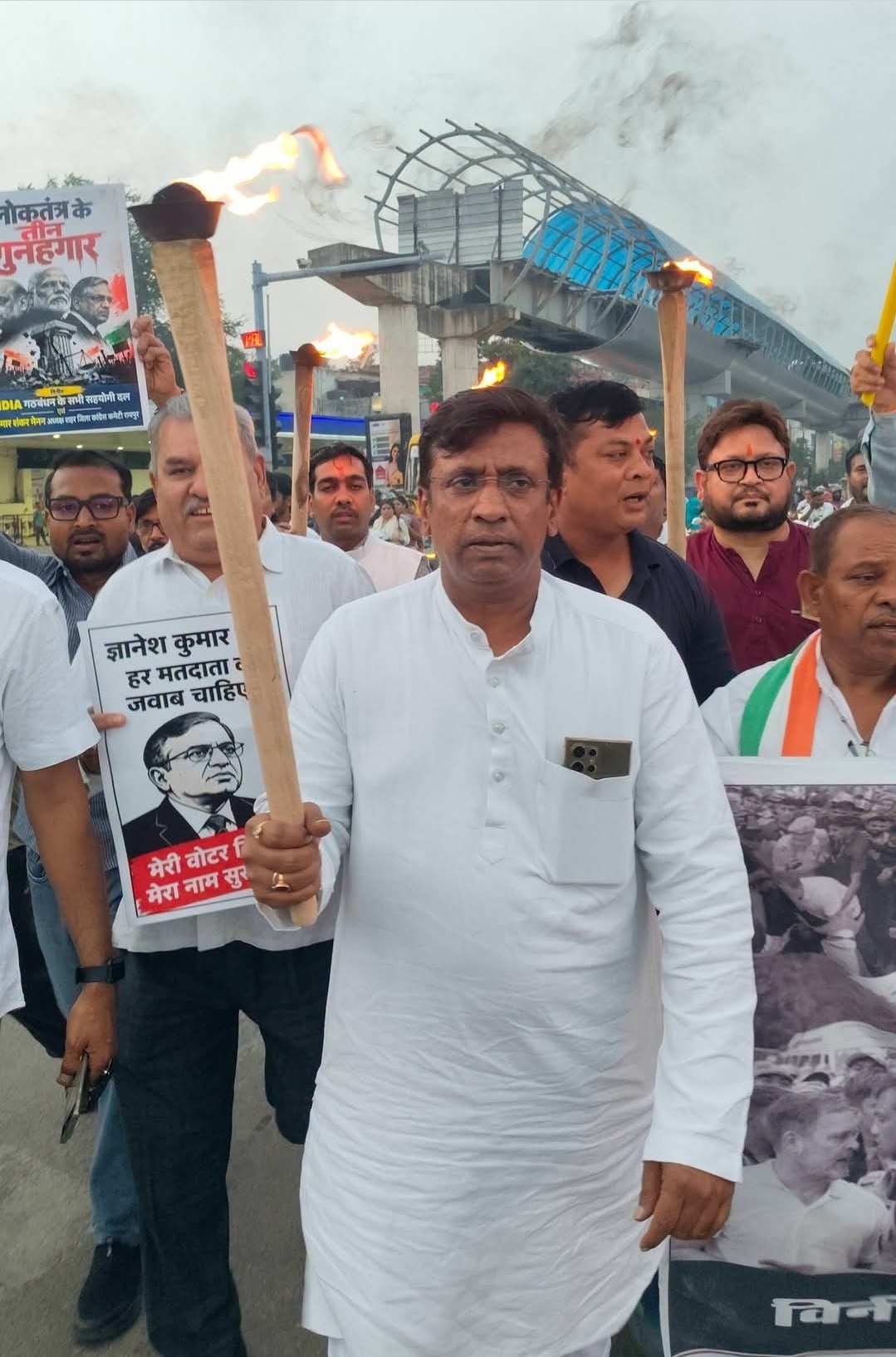 🖤 लोकतंत्र के काला दिवस पर इंडिया गठबंधन का मशाल जुलूस