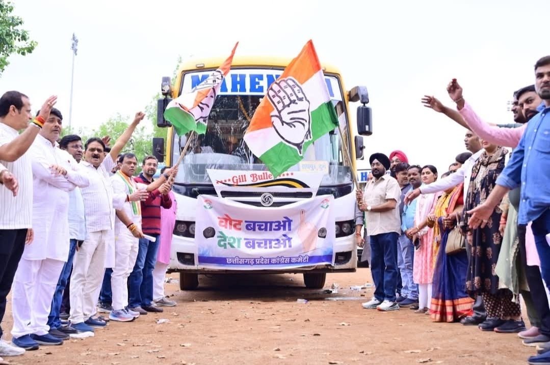 वोट बचाओ–देश बचाओ महारैली के लिए छत्तीसगढ़ से कांग्रेस कार्यकर्ताओं का जत्था दिल्ली रवाना, हरी झंडी दिखाकर बस को किया गया रवाना